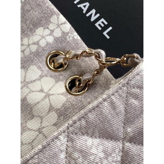 730 25M The color scheme of this season's beach bag is simply killing crazy gentle gray system like spring cherry blossoms falling romantic and sweet and whine gray and white color scheme summer flavor full of star R print denim over gold metal collision 