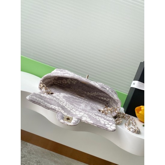 730 25M The color scheme of this season's beach bag is simply killing crazy gentle gray system like spring cherry blossoms falling romantic and sweet and whine gray and white color scheme summer flavor full of star R print denim over gold metal collision 