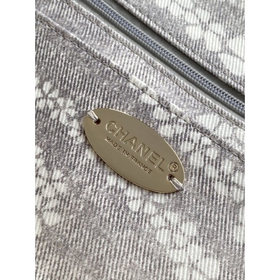 730 25M The color scheme of this season's beach bag is simply killing crazy gentle gray system like spring cherry blossoms falling romantic and sweet and whine gray and white color scheme summer flavor full of star R print denim over gold metal collision 