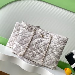 780 25M The color scheme of this season's beach bag is simply killing crazy gentle gray system like spring cherry blossoms falling romantic and sweet and whine gray and white color scheme summer flavor is full of star R print denim over gold metal collisi