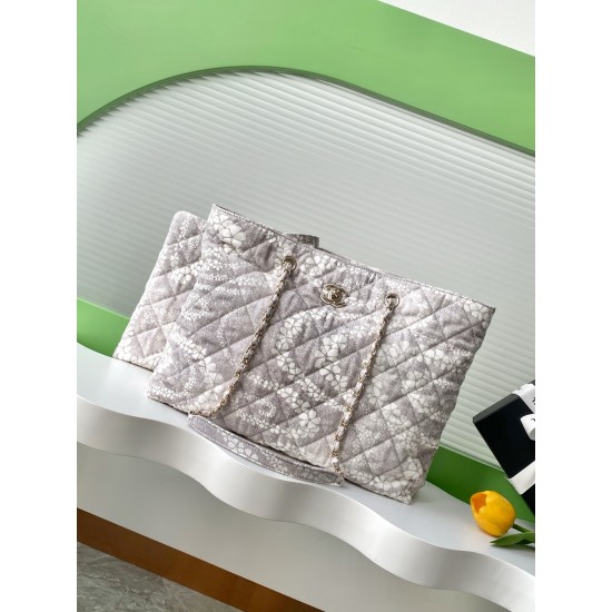 780 25M The color scheme of this season's beach bag is simply killing crazy gentle gray system like spring cherry blossoms falling romantic and sweet and whine gray and white color scheme summer flavor is full of star R print denim over gold metal collisi