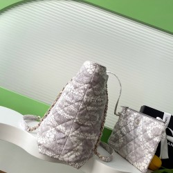 780 25M The color scheme of this season's beach bag is simply killing crazy gentle gray system like spring cherry blossoms falling romantic and sweet and whine gray and white color scheme summer flavor is full of star R print denim over gold metal collisi