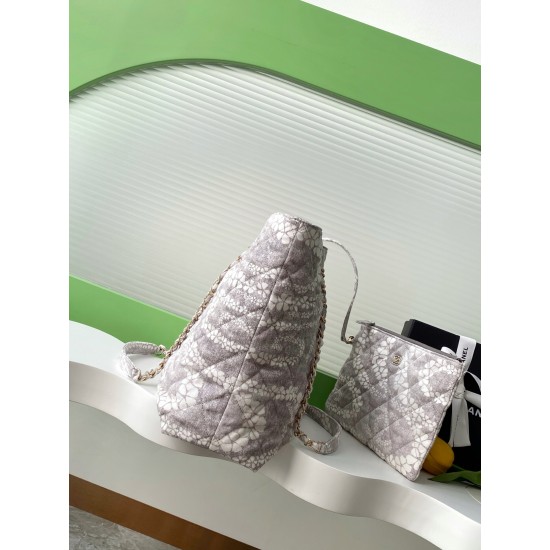 780 25M The color scheme of this season's beach bag is simply killing crazy gentle gray system like spring cherry blossoms falling romantic and sweet and whine gray and white color scheme summer flavor is full of star R print denim over gold metal collisi