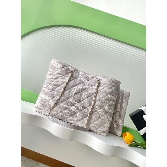 780 25M The color scheme of this season's beach bag is simply killing crazy gentle gray system like spring cherry blossoms falling romantic and sweet and whine gray and white color scheme summer flavor is full of star R print denim over gold metal collisi