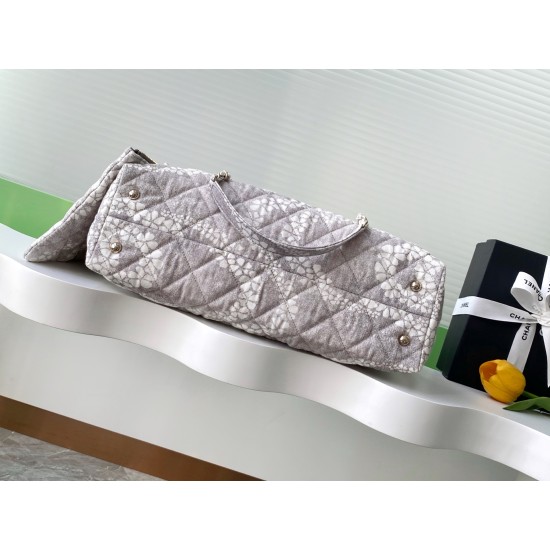 780 25M The color scheme of this season's beach bag is simply killing crazy gentle gray system like spring cherry blossoms falling romantic and sweet and whine gray and white color scheme summer flavor is full of star R print denim over gold metal collisi