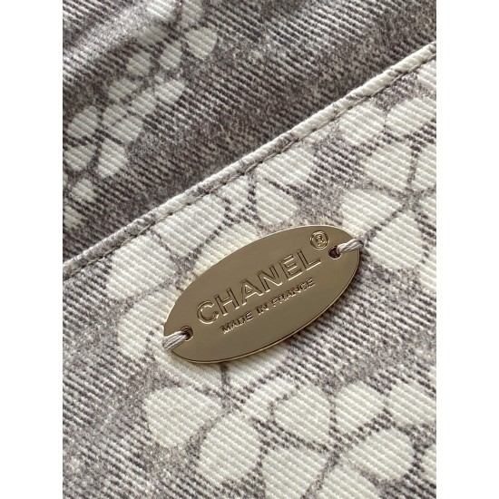 780 25M The color scheme of this season's beach bag is simply killing crazy gentle gray system like spring cherry blossoms falling romantic and sweet and whine gray and white color scheme summer flavor is full of star R print denim over gold metal collisi