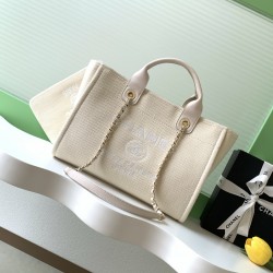660 Chanel beach bag shopping bag made of cotton material calfskin and metal collocation in the era of small waste bag to kill the big bag said that fashion is a circle to turn around and come back, however, chanel and give it more texture and fashion sen
