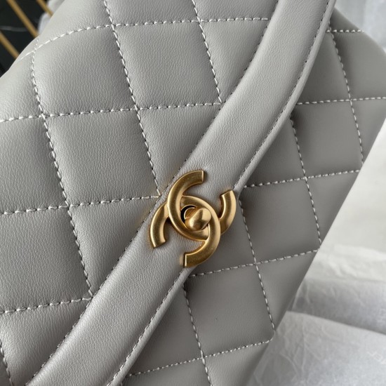 700 spot 25P new favorite fragrant grandmother home this bag back out to be chased asked classic lambskin mouth cover bag simple and exquisite whether the black body with the body presents a kind of elegant temperament as if with the beach series of fresh