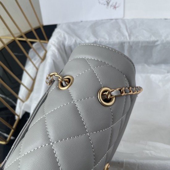 700 spot 25P new favorite fragrant grandmother home this bag back out to be chased asked classic lambskin mouth cover bag simple and exquisite whether the black body with the body presents a kind of elegant temperament as if with the beach series of fresh