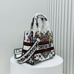 450Original Embroidery Lady five compartments spot embroidery toffee Tote limited series Puglia idyllic theme of high-grade hardware craftsmanship sense of full display of early spring fluttering style full of poetic and new spring breathsize24cm Model 99