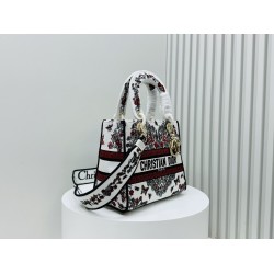 450Original Embroidery Lady five compartments spot embroidery toffee Tote limited series Puglia idyllic theme of high-grade hardware craftsmanship sense of full display of early spring fluttering style full of poetic and new spring breathsize24cm Model 99