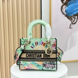 450Original Embroidery Lady five compartments spot embroidery toffee Tote limited series Puglia idyllic theme of high-grade hardware craftsmanship sense of full display of early spring fluttering style full of poetic and new spring breathsize24cm Model 99