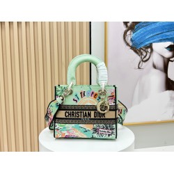 450Original Embroidery Lady five compartments spot embroidery toffee Tote limited series Puglia idyllic theme of high-grade hardware craftsmanship sense of full display of early spring fluttering style full of poetic and new spring breathsize24cm Model 99