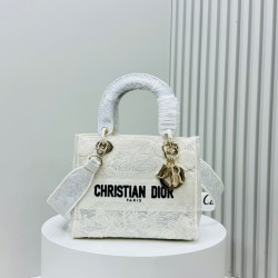 450Original Embroidery Lady five compartments spot embroidery toffee Tote limited series Puglia idyllic theme of high-grade hardware craftsmanship sense of full display of early spring fluttering style full of poetic and new spring breathsize24cm Model 99