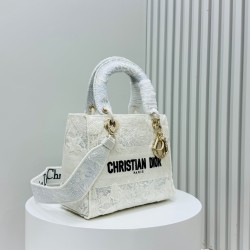 450Original Embroidery Lady five compartments spot embroidery toffee Tote limited series Puglia idyllic theme of high-grade hardware craftsmanship sense of full display of early spring fluttering style full of poetic and new spring breathsize24cm Model 99