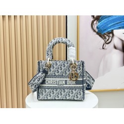 450Original Embroidery Lady five compartments spot embroidery toffee Tote limited series Puglia idyllic theme of high-grade hardware craftsmanship sense of full display of early spring fluttering style full of poetic and new spring breathsize24cm Model 99