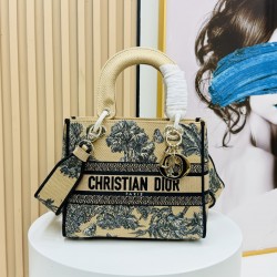 450Original Embroidery Lady five compartments spot embroidery toffee Tote limited series Puglia idyllic theme of high-grade hardware craftsmanship sense of full display of early spring fluttering style full of poetic and new spring breathsize24cm Model 99