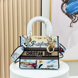 450Original Embroidery Lady five compartments spot embroidery toffee Tote limited series Puglia idyllic theme of high-grade hardware craftsmanship sense of full display of early spring fluttering style full of poetic and new spring breathsize24cm Model 99