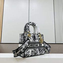 Lot of 450 original single embroidery Lady five frame spot embroidery toffee Tote limited series Puglia idyllic theme of high-grade hardware craft sense of full display of early spring fluttering style full of poetry and the new spring breathsize24cm Mode