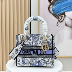 450Original Embroidery Lady five compartments spot embroidery toffee Tote limited series Puglia idyllic theme of high-grade hardware craftsmanship sense of full display of early spring fluttering style full of poetic and new spring breathsize24cm Model 99