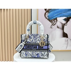 450Original Embroidery Lady five compartments spot embroidery toffee Tote limited series Puglia idyllic theme of high-grade hardware craftsmanship sense of full display of early spring fluttering style full of poetic and new spring breathsize24cm Model 99