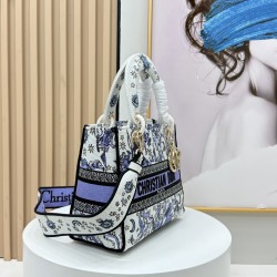 450Original Embroidery Lady five compartments spot embroidery toffee Tote limited series Puglia idyllic theme of high-grade hardware craftsmanship sense of full display of early spring fluttering style full of poetic and new spring breathsize24cm Model 99