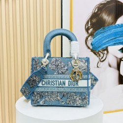 450Original Embroidery Lady five compartments spot embroidery toffee Tote limited series Puglia idyllic theme of high-grade hardware craftsmanship sense of full display of early spring fluttering style full of poetic and new spring breathsize24cm Model 99