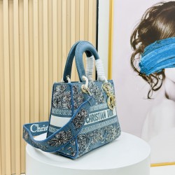 450Original Embroidery Lady five compartments spot embroidery toffee Tote limited series Puglia idyllic theme of high-grade hardware craftsmanship sense of full display of early spring fluttering style full of poetic and new spring breathsize24cm Model 99