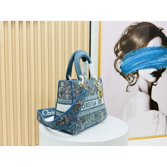 450Original Embroidery Lady five compartments spot embroidery toffee Tote limited series Puglia idyllic theme of high-grade hardware craftsmanship sense of full display of early spring fluttering style full of poetic and new spring breathsize24cm Model 99