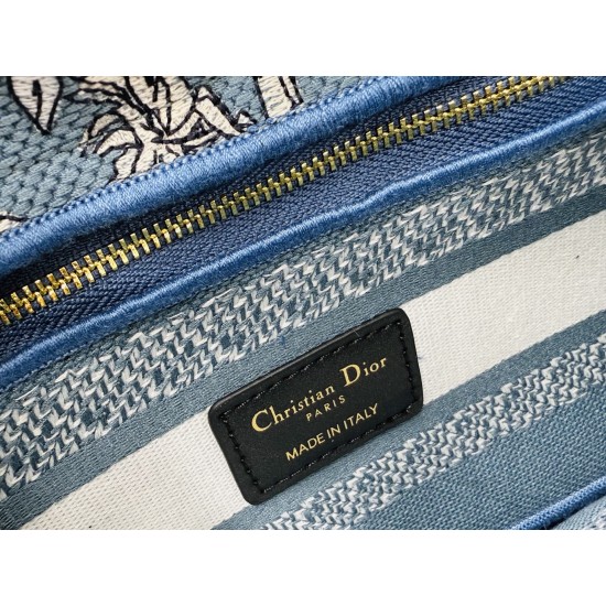 450Original Embroidery Lady five compartments spot embroidery toffee Tote limited series Puglia idyllic theme of high-grade hardware craftsmanship sense of full display of early spring fluttering style full of poetic and new spring breathsize24cm Model 99