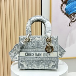 450Original Embroidery Lady five compartments spot embroidery toffee Tote limited series Puglia idyllic theme of high-grade hardware craftsmanship sense of full display of early spring fluttering style full of poetic and new spring breathsize24cm Model 99