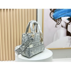 450Original Embroidery Lady five compartments spot embroidery toffee Tote limited series Puglia idyllic theme of high-grade hardware craftsmanship sense of full display of early spring fluttering style full of poetic and new spring breathsize24cm Model 99