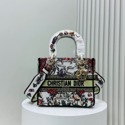 450Original Embroidery Lady five compartments spot embroidery toffee Tote limited series Puglia idyllic theme of high-grade hardware craftsmanship sense of full display of early spring fluttering style full of poetic and new spring breathsize24cm Model 99