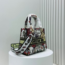 450Original Embroidery Lady five compartments spot embroidery toffee Tote limited series Puglia idyllic theme of high-grade hardware craftsmanship sense of full display of early spring fluttering style full of poetic and new spring breathsize24cm Model 99