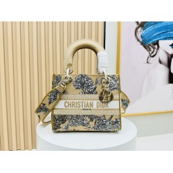 450Original Embroidery Lady five compartments spot embroidery toffee Tote limited series Puglia idyllic theme of high-grade hardware craftsmanship sense of full display of early spring fluttering style full of poetic and new spring breathsize24cm Model 99