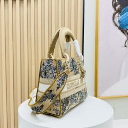 450Original Embroidery Lady five compartments spot embroidery toffee Tote limited series Puglia idyllic theme of high-grade hardware craftsmanship sense of full display of early spring fluttering style full of poetic and new spring breathsize24cm Model 99