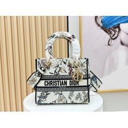 450Original Embroidery Lady five compartments spot embroidery toffee Tote limited series Puglia idyllic theme of high-grade hardware craftsmanship sense of full display of early spring fluttering style full of poetic and new spring breathsize24cm Model 99