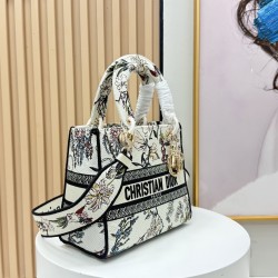 450Original Embroidery Lady five compartments spot embroidery toffee Tote limited series Puglia idyllic theme of high-grade hardware craftsmanship sense of full display of early spring fluttering style full of poetic and new spring breathsize24cm Model 99