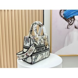 450Original Embroidery Lady five compartments spot embroidery toffee Tote limited series Puglia idyllic theme of high-grade hardware craftsmanship sense of full display of early spring fluttering style full of poetic and new spring breathsize24cm Model 99