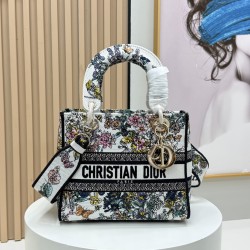 450Original Embroidery Lady five compartments spot embroidery toffee Tote limited series Puglia idyllic theme of high-grade hardware craftsmanship sense of full display of early spring fluttering style full of poetic and new spring breathsize24cm Model 99