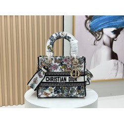 450Original Embroidery Lady five compartments spot embroidery toffee Tote limited series Puglia idyllic theme of high-grade hardware craftsmanship sense of full display of early spring fluttering style full of poetic and new spring breathsize24cm Model 99