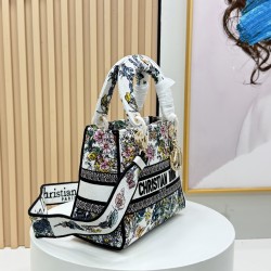 450Original Embroidery Lady five compartments spot embroidery toffee Tote limited series Puglia idyllic theme of high-grade hardware craftsmanship sense of full display of early spring fluttering style full of poetic and new spring breathsize24cm Model 99