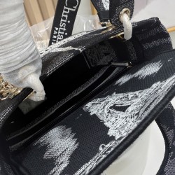 450Original Embroidery Lady five compartments spot embroidery toffee Tote limited series Puglia idyllic theme of high-grade hardware craftsmanship sense of full display of early spring fluttering style full of poetic and new spring breathsize24cm Model 99