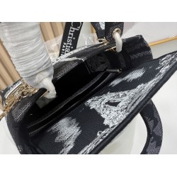 450Original Embroidery Lady five compartments spot embroidery toffee Tote limited series Puglia idyllic theme of high-grade hardware craftsmanship sense of full display of early spring fluttering style full of poetic and new spring breathsize24cm Model 99