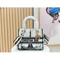 450Original Embroidery Lady five compartments spot embroidery toffee Tote limited series Puglia idyllic theme of high-grade hardware craftsmanship sense of full display of early spring fluttering style full of poetic and new spring breathsize24cm Model 99