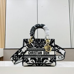 Lot of 450 original single embroidery Lady five frame spot embroidery toffee Tote limited series Puglia idyllic theme of high-grade hardware craft sense of full display of early spring fluttering style full of poetry and the new spring breathsize24cm Mode