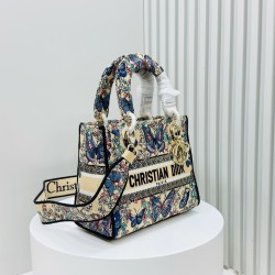 450Original Embroidery Lady five compartments spot embroidery toffee Tote limited series Puglia idyllic theme of high-grade hardware craftsmanship sense of full display of early spring fluttering style full of poetic and new spring breathsize24cm Model 99