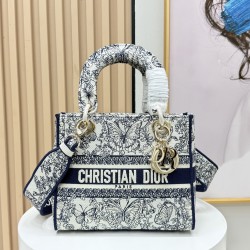 450Original Embroidery Lady five compartments spot embroidery toffee Tote limited series Puglia idyllic theme of high-grade hardware craftsmanship sense of full display of early spring fluttering style full of poetic and new spring breathsize24cm Model 99