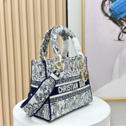 450Original Embroidery Lady five compartments spot embroidery toffee Tote limited series Puglia idyllic theme of high-grade hardware craftsmanship sense of full display of early spring fluttering style full of poetic and new spring breathsize24cm Model 99