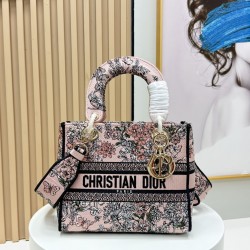 450Original Embroidery Lady five compartments spot embroidery toffee Tote limited series Puglia idyllic theme of high-grade hardware craftsmanship sense of full display of early spring fluttering style full of poetic and new spring breathsize24cm Model 99